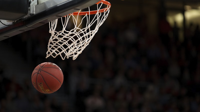 NBA季后赛湖人队与勇士队的精彩对决直播画面